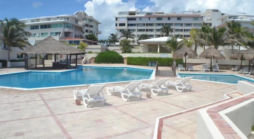 Condo Studio For 2 Ppl W/ Private Beach Cancún 0*,  México